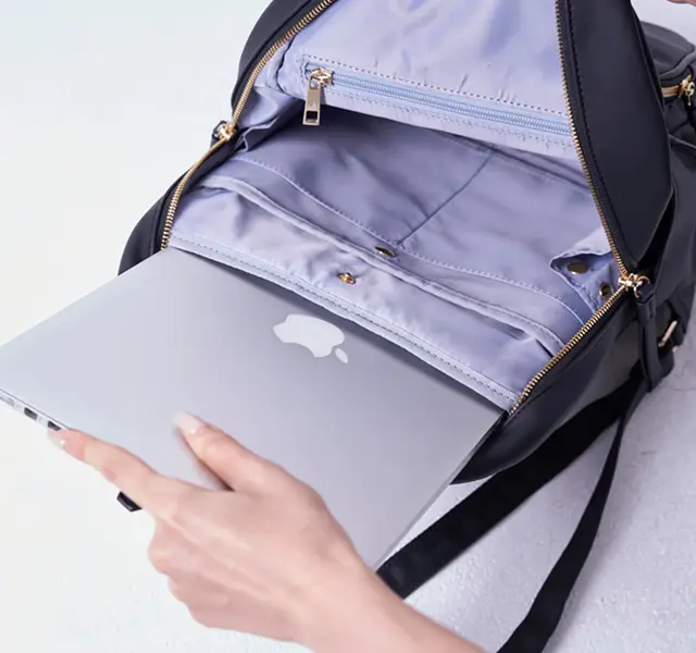 画像：14インチのパソコンをリュックに入れている