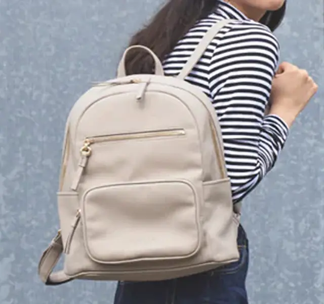 画像：女性が肩にリュックを掛けている