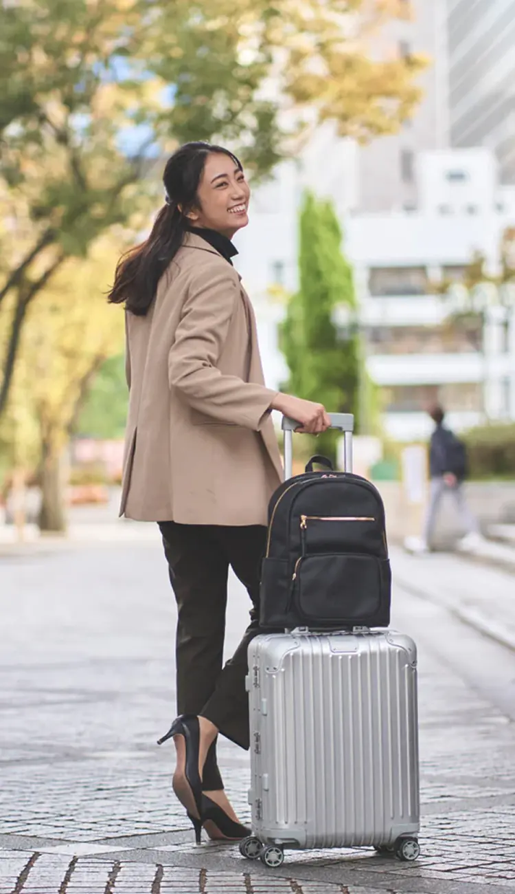 街中を颯爽と歩く女性と洗練されたデザインのリュック