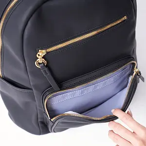 画像：リュックの外側のポケットを開けている