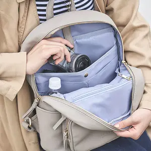 画像：リュックにペットボトルとカメラを入れている