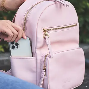 画像：リュックの外側サイドポケットに携帯電話を入れている