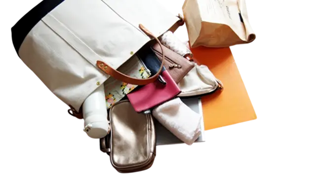 画像：手提げバックから物が飛び出している